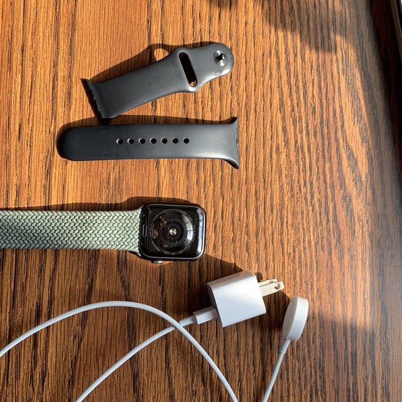 Apple Watch series 4, 44mm, gps+cellular. & an Inverness green braided solo loop - Picture 2 of 5